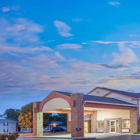 Super 8 By Wyndham Carthage Hotel Bagian luar foto