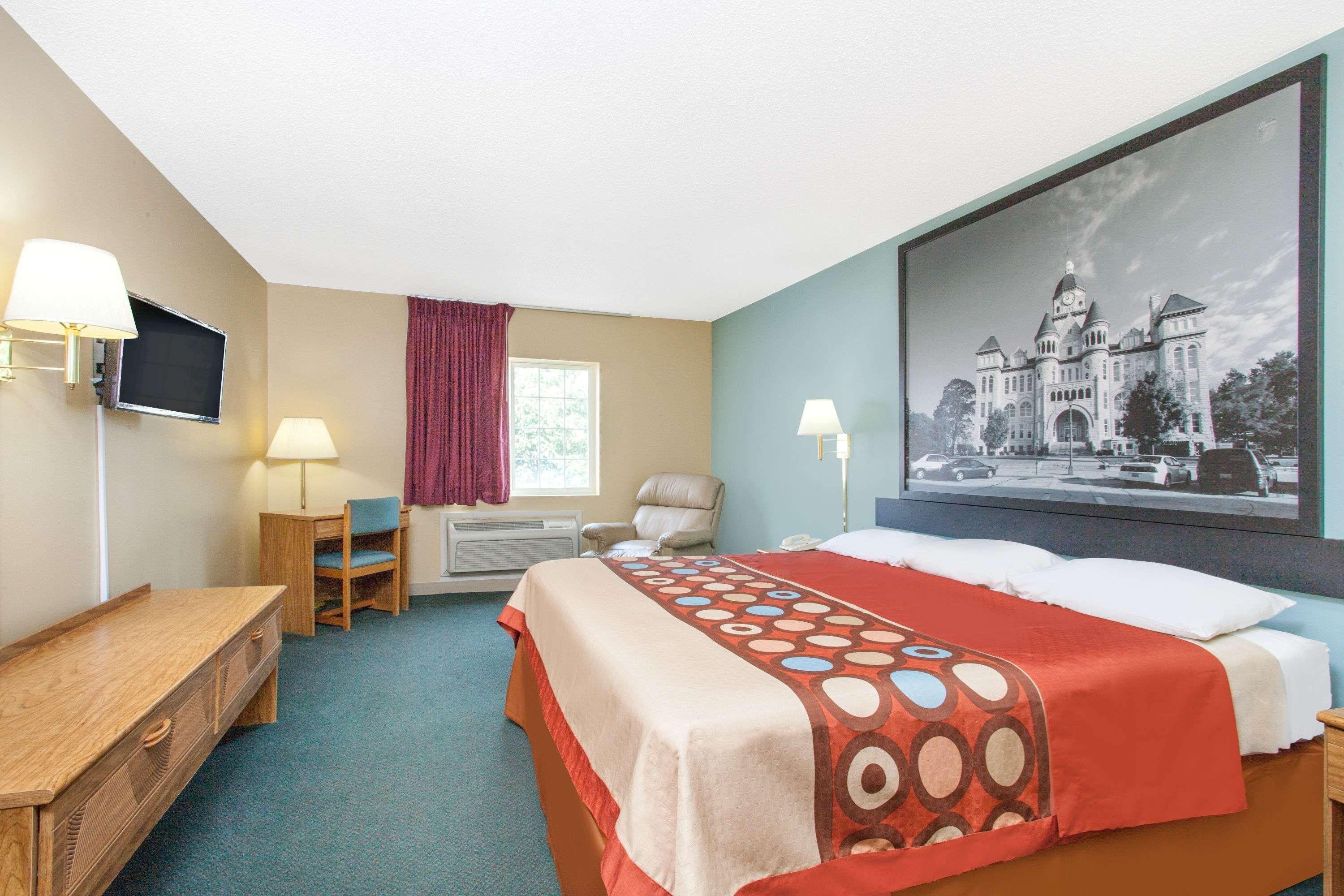 Super 8 By Wyndham Carthage Hotel Bagian luar foto