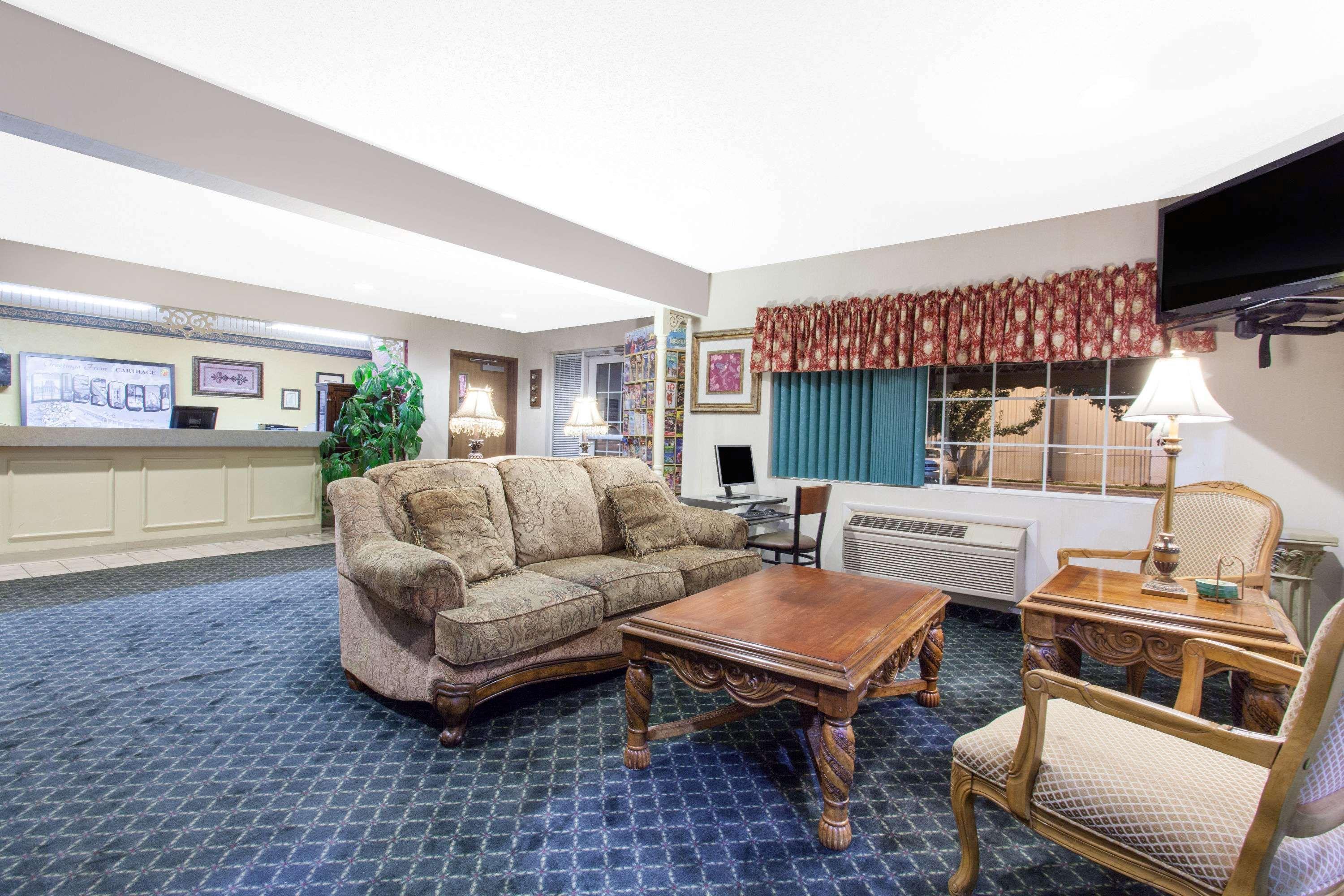 Super 8 By Wyndham Carthage Hotel Bagian luar foto
