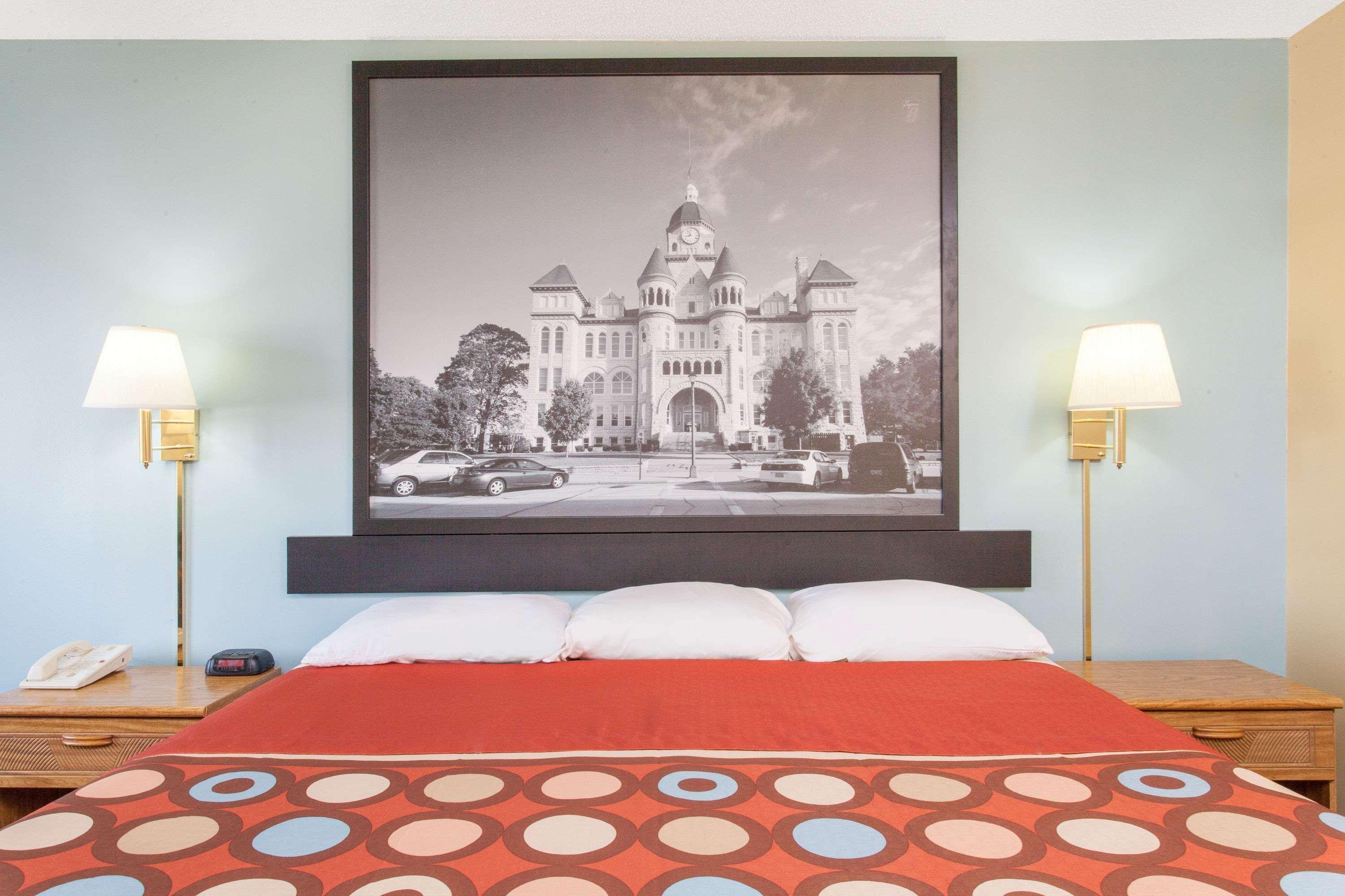 Super 8 By Wyndham Carthage Hotel Bagian luar foto